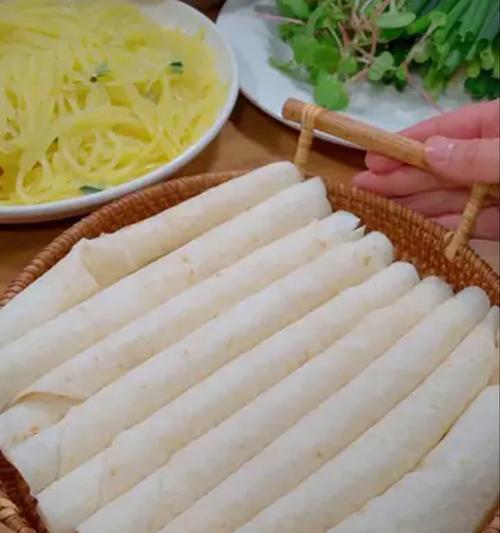 手把手教你制作薄如纸的春饼（从面团制作到烘焙，轻松做出口感酥脆的春饼）-第3张图片-美味行家