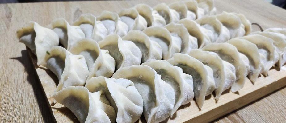 一口香嫩的猪肉香菜饺子（用新鲜香菜提味，做出最美味的猪肉馅饺子）-第1张图片-美味行家
