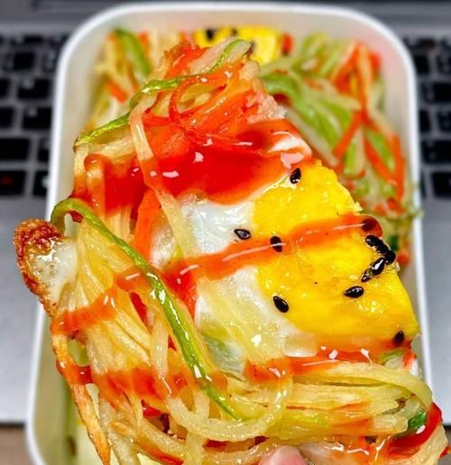 利用富含营养的以西瓜皮，做出美味又健康的鸡蛋饼（利用富含营养的以西瓜皮，做出美味又健康的鸡蛋饼）-第3张图片-美味行家