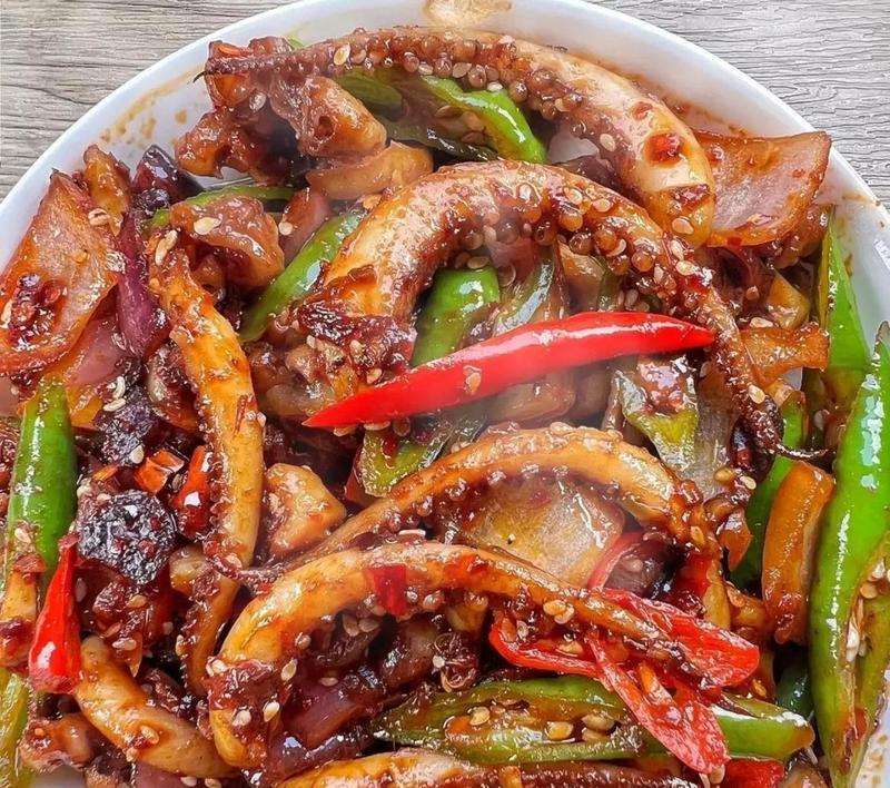 教你如何做出口感鲜美的爆炒鲜鱿鱼（掌握这个关键步骤，让你的鲜鱿鱼更加入味）-第1张图片-美味行家