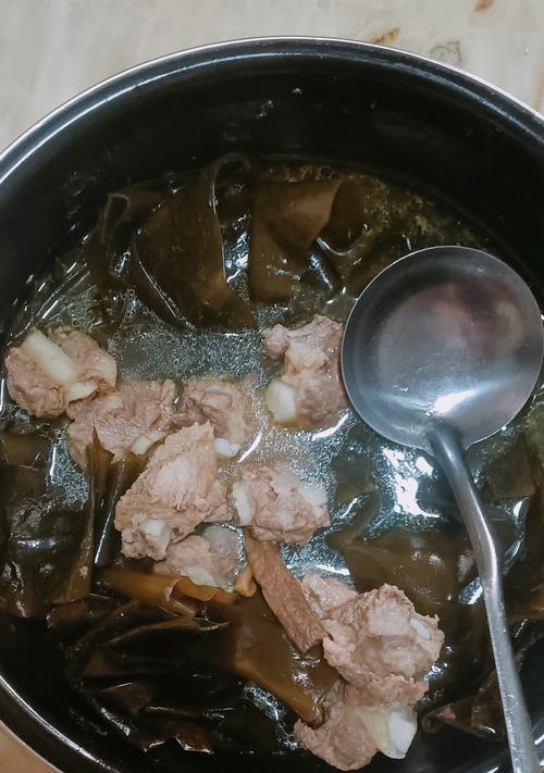 猪油渣芋头汤——秋日暖身佳品（用猪油渣与芋头，制作营养丰富、味道鲜美的汤品）-第3张图片-美味行家