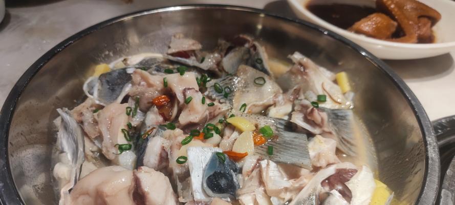 绝妙美食——以香焖大头鱼（口感鲜美，香气扑鼻，炎炎夏日必备）-第1张图片-美味行家