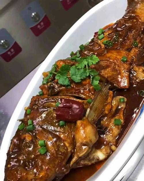 绝妙美食——以香焖大头鱼（口感鲜美，香气扑鼻，炎炎夏日必备）-第3张图片-美味行家