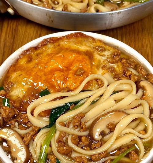 如何用玉米面手擀出美味的面条？（以玉米面为主材料，教你做出Q弹好吃的手擀面。）-第2张图片-美味行家