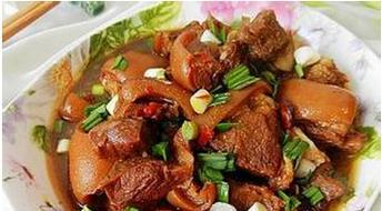 青蒜粉丝羊肉的家常做法（清香可口的冬日暖胃必备，青蒜、粉丝、羊肉三合一）-第1张图片-美味行家