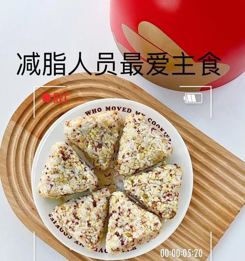 教你做豹纹双米饭团，轻松打造独特口感！（美食制作，品尝无穷；豹纹双米饭团的制作过程）-第1张图片-美味行家