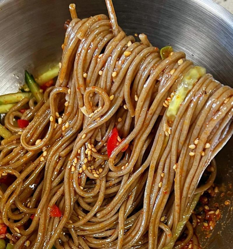清凉解暑，健康食品，自制凉苦荞面（手把手教你制作口感清爽、营养丰富的凉苦荞面）-第1张图片-美味行家
