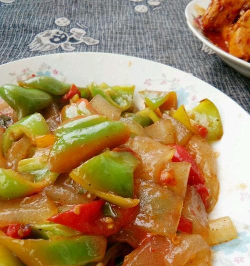 美味青椒粉皮制作全攻略（以青椒粉皮为原料，教你做出香辣爽口的美食）-第3张图片-美味行家