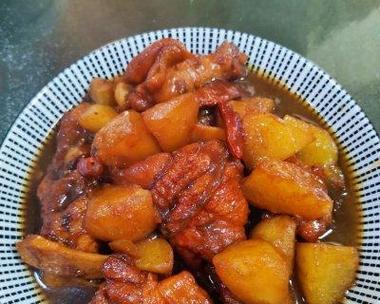 土豆焖翅根，让你的口感倍感满足（用土豆和翅根烹制的美味佳肴）-第2张图片-美味行家
