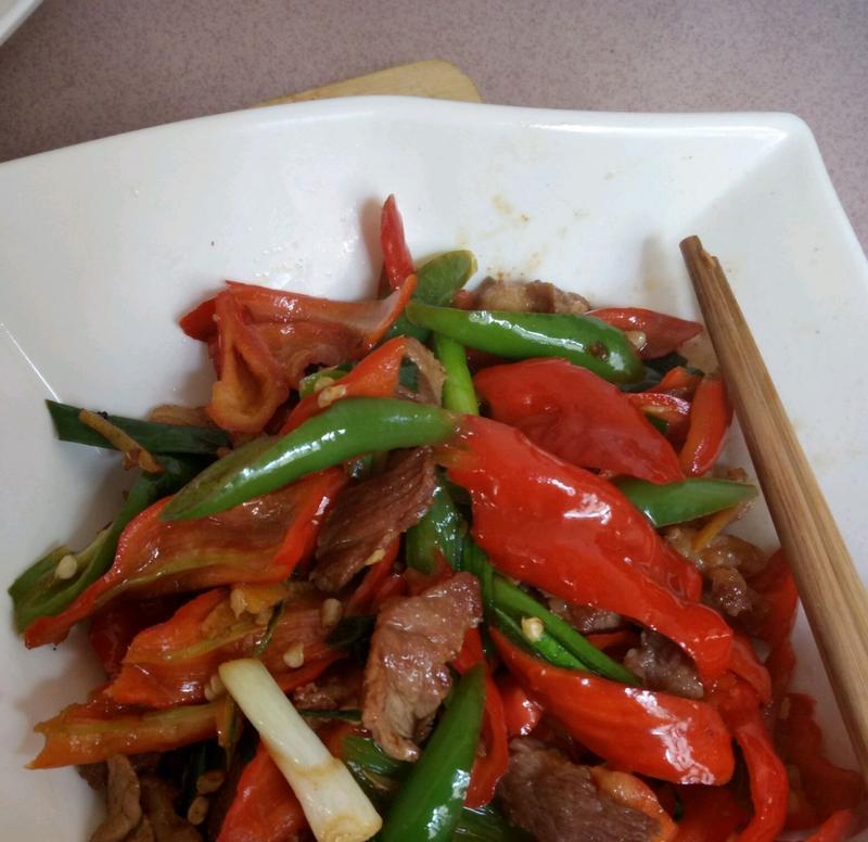 双椒炒素菜，做出鲜美色香俱全的佳肴（打造素食佳肴新口味，健康饮食之旅开启）-第1张图片-美味行家