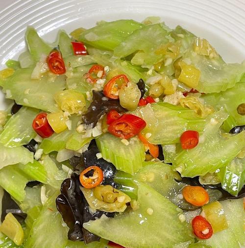 蒜蓉炒西芹，清爽又美味！（用一把好锅，让西芹变得更美味！）-第2张图片-美味行家