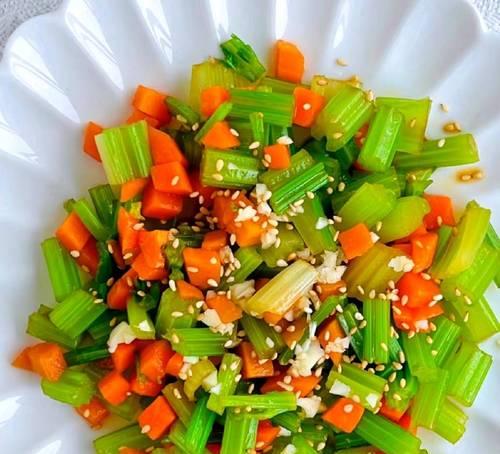 蒜蓉炒西芹，清爽又美味！（用一把好锅，让西芹变得更美味！）-第3张图片-美味行家