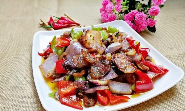 土豆片炒风干肠，美味又下饭（家常菜谱，快手好吃，炒土豆片与风干肠的绝配！）-第1张图片-美味行家