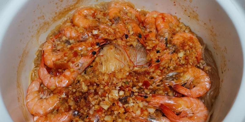 蒜蓉粉丝虾仁煲的做法（家常美食）-第1张图片-美味行家