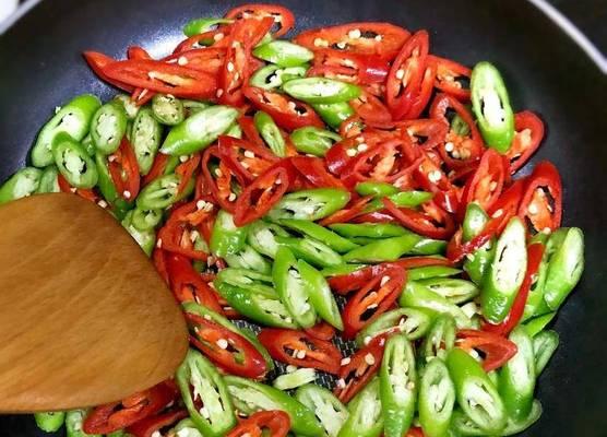 美味五花肉炒美人椒（香气四溢，口感丰富，健康美食）-第2张图片-美味行家