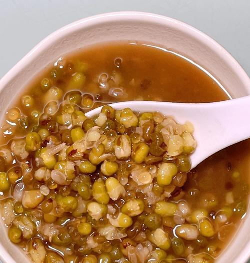 消暑糖水的制作方法（品尝夏日的清凉甜品）-第1张图片-美味行家