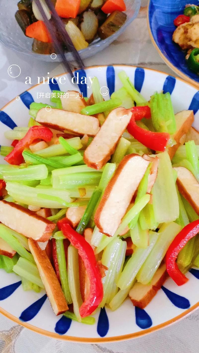 尝试新口味！以西芹炒鱿鱼干（家常菜谱）-第3张图片-美味行家