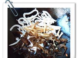 五彩鱿鱼丝的制作方法（让你轻松做出美味可口的五彩鱿鱼丝）-第2张图片-美味行家