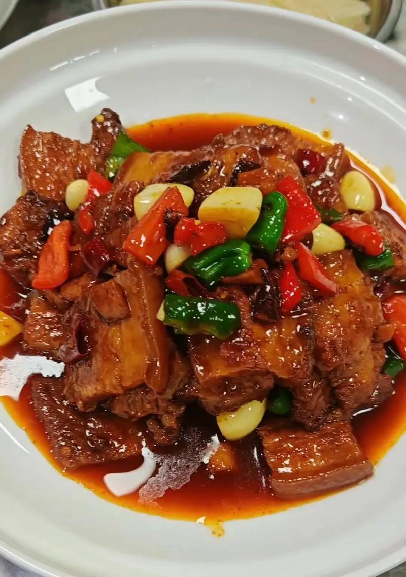 用紫砂锅烹制红烧肉（传统美食重现，家常味道浓郁香醇）-第2张图片-美味行家