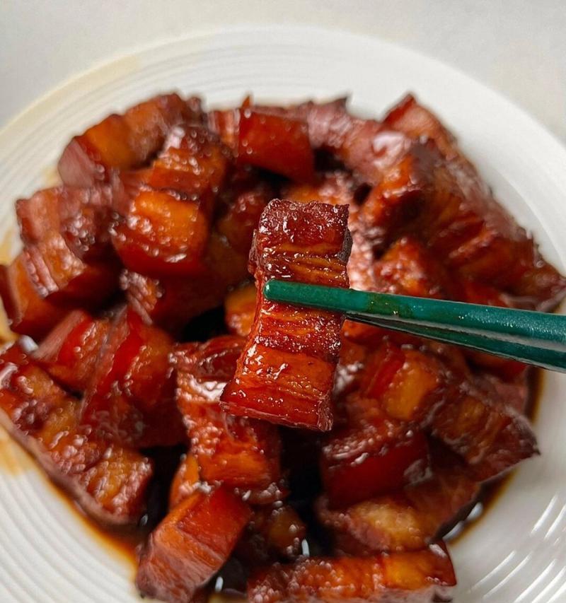 用紫砂锅烹制红烧肉（传统美食重现，家常味道浓郁香醇）-第3张图片-美味行家