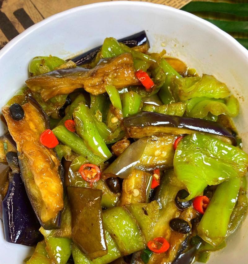 简单易学的清炒青茄子做法（一口香甜，健康美味）-第1张图片-美味行家