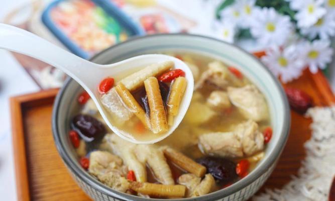 学会制作营养丰富的桑白皮茯苓猪骨汤（家庭健康必备，口感鲜美的汤品）-第2张图片-美味行家