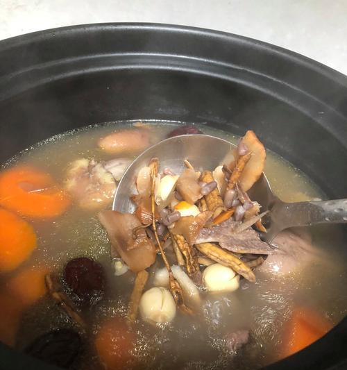 学会制作营养丰富的桑白皮茯苓猪骨汤（家庭健康必备，口感鲜美的汤品）-第3张图片-美味行家
