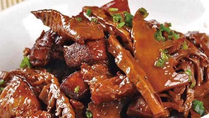 外婆笋干烧肉的做法（传统美味，口感鲜美）-第1张图片-美味行家