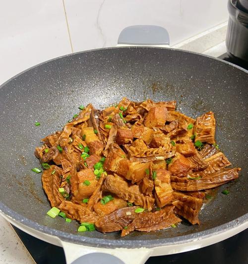 外婆笋干烧肉的做法（传统美味，口感鲜美）-第2张图片-美味行家