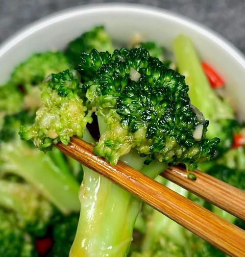 美味又健康的蒜蓉西兰花炒肉（简单易学，家常小炒菜）-第1张图片-美味行家