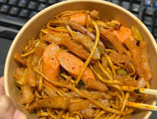 如何制作美味的炒面饼（掌握关键步骤，制作出口感好的炒面饼）-第2张图片-美味行家