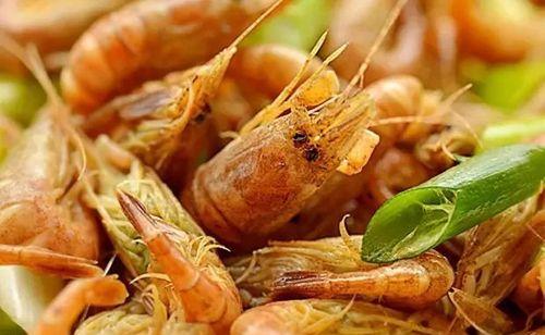 享受美味鲜香，尝一尝油炸桃花虾的独特风味（教你如何制作酥脆可口的油炸桃花虾）-第2张图片-美味行家