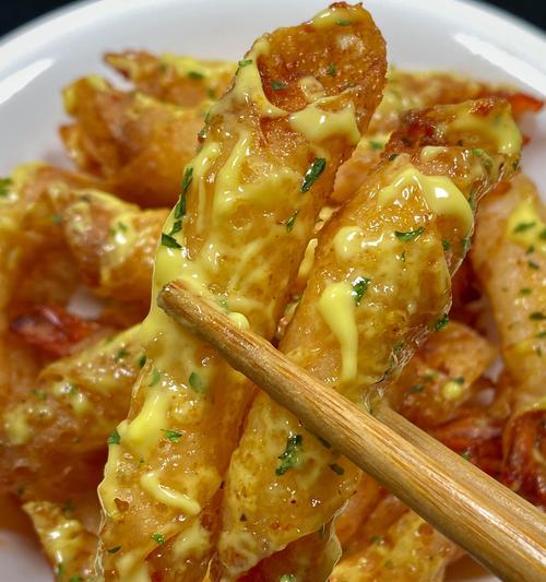 享受美味鲜香，尝一尝油炸桃花虾的独特风味（教你如何制作酥脆可口的油炸桃花虾）-第3张图片-美味行家