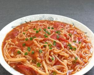美味健康——以西红柿炒金针菇的做法（健康素食，营养满分；清新可口，色香味俱佳）-第3张图片-美味行家