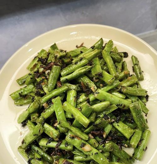 家常美食（快手好吃的四季豆配肉做法，轻松烹饪一顿营养丰富的家常菜）-第2张图片-美味行家