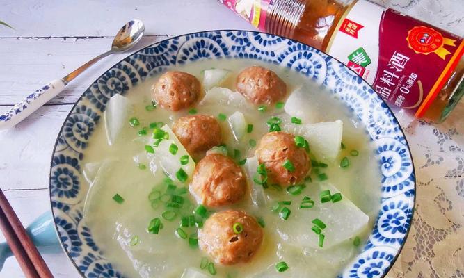 美味双鲜丸子汤，家常味道好滋味！（以小鲜肉和鲜美菇菌的清汤，营养可口让你乐开怀！）-第1张图片-美味行家