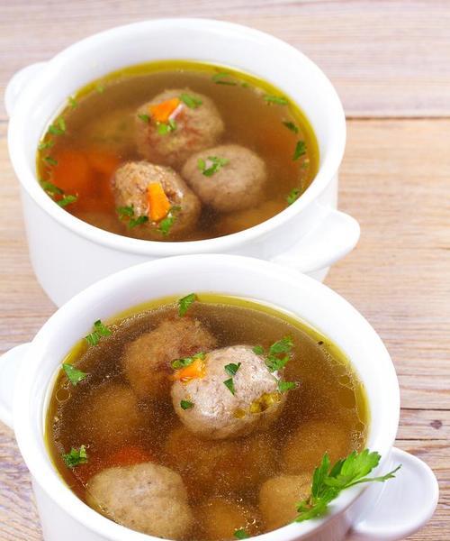 美味双鲜丸子汤，家常味道好滋味！（以小鲜肉和鲜美菇菌的清汤，营养可口让你乐开怀！）-第3张图片-美味行家