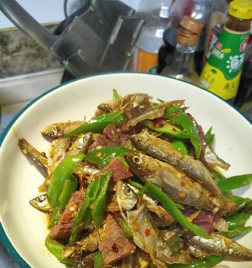 鱼干小炒，香鲜美味的农家小菜（用鱼干做出美味又简单的家常小炒）-第2张图片-美味行家