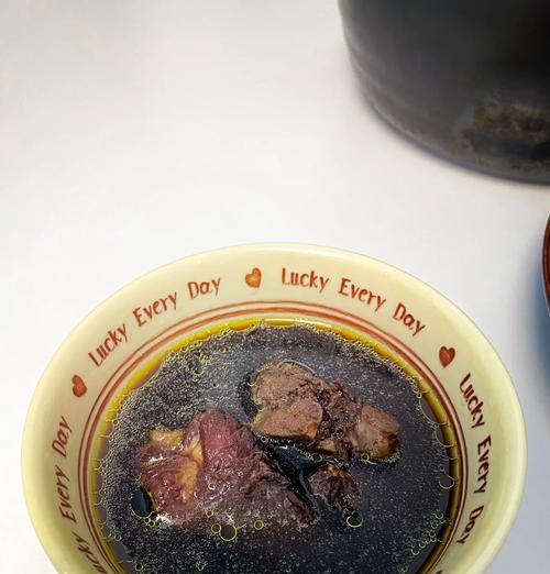 健康好味的生地熟地黑豆汤（以黑豆为主材料，轻松熬制出养生美味的汤品）-第1张图片-美味行家