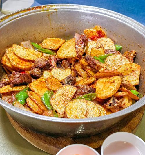 美味土豆肉窝窝的制作方法（健康美食分享，营养丰富的家常菜）-第2张图片-美味行家