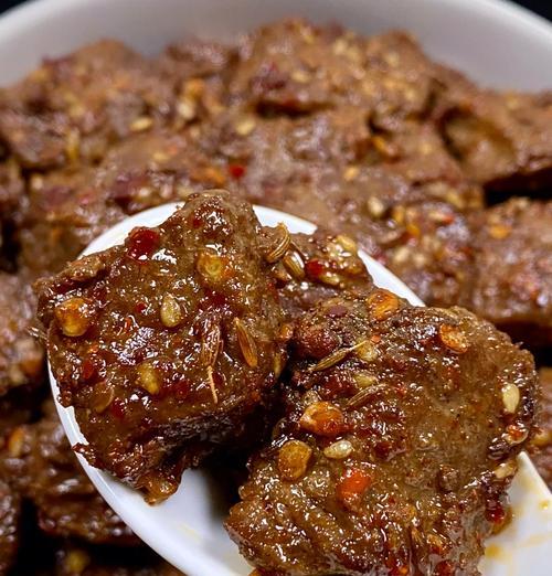 学会如何制作美味的香辣牛肉粒（领略中式美味佳肴，走进家庭美食盛宴）-第1张图片-美味行家