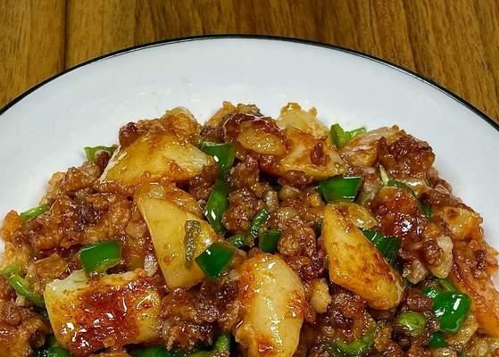 春季时令小土豆的美味炒法（轻松做出香气扑鼻、口感绵软的炒土豆片）-第3张图片-美味行家