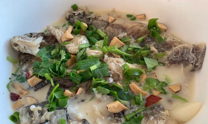 猪油蒸鲫鱼，传统美味的经典做法（掌握猪油蒸鲫鱼的技巧，体验鲜嫩口感的滋味）-第3张图片-美味行家