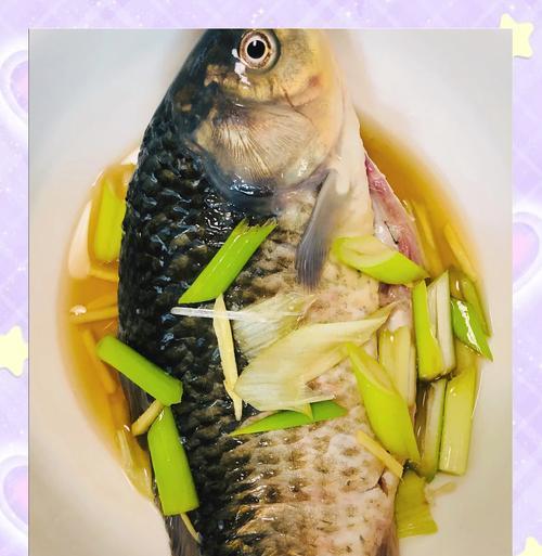 猪油蒸鲫鱼，传统美味的经典做法（掌握猪油蒸鲫鱼的技巧，体验鲜嫩口感的滋味）-第1张图片-美味行家
