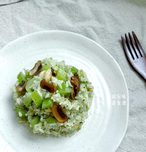 虾仁西芹腰果的美味做法（清香爽口，营养丰富的家常菜）-第2张图片-美味行家