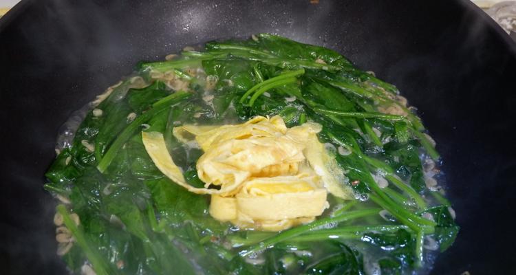 学会制作美味的菠菜虾皮饼（做法详解，营养丰富，口感绝佳）-第1张图片-美味行家