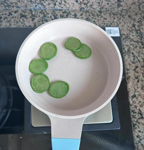 学会制作美味的菠菜虾皮饼（做法详解，营养丰富，口感绝佳）-第2张图片-美味行家