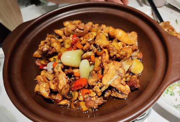 三味茄子的做法（口感丰富的美味佳肴）-第1张图片-美味行家