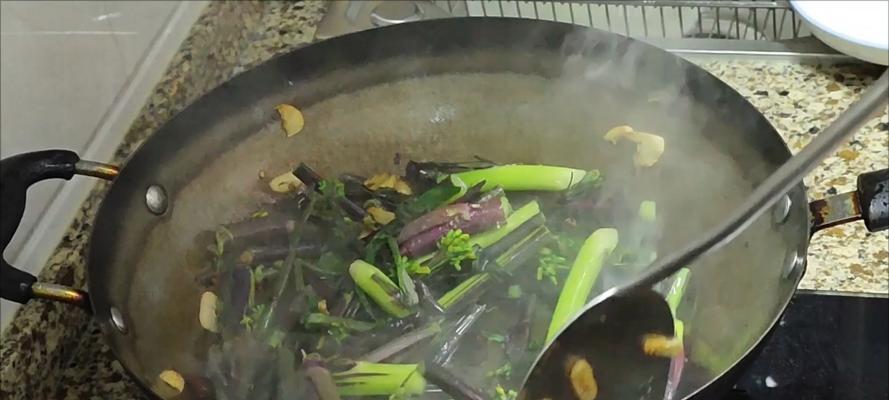 红油菜苔的爆炒美味（以香辣为主调，带来口感与视觉的双重享受）-第3张图片-美味行家