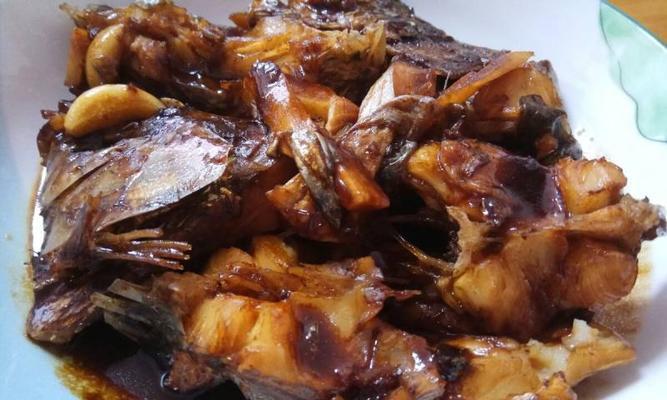 福寿鱼焖榨菜的家常美食（野生鲜美，色香味俱佳的福寿鱼焖榨菜）-第3张图片-美味行家